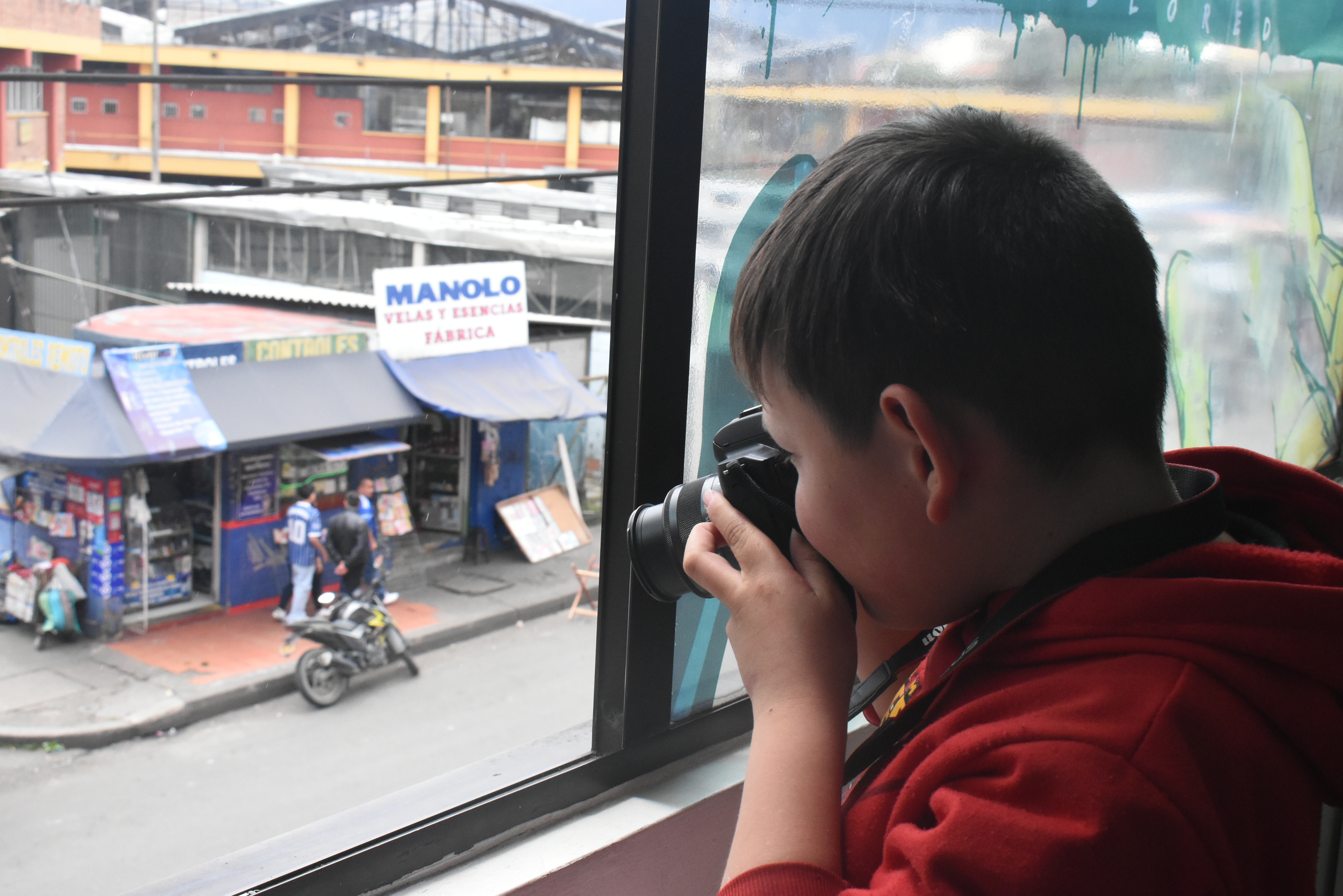 Bogotá niño en taller de fotografía