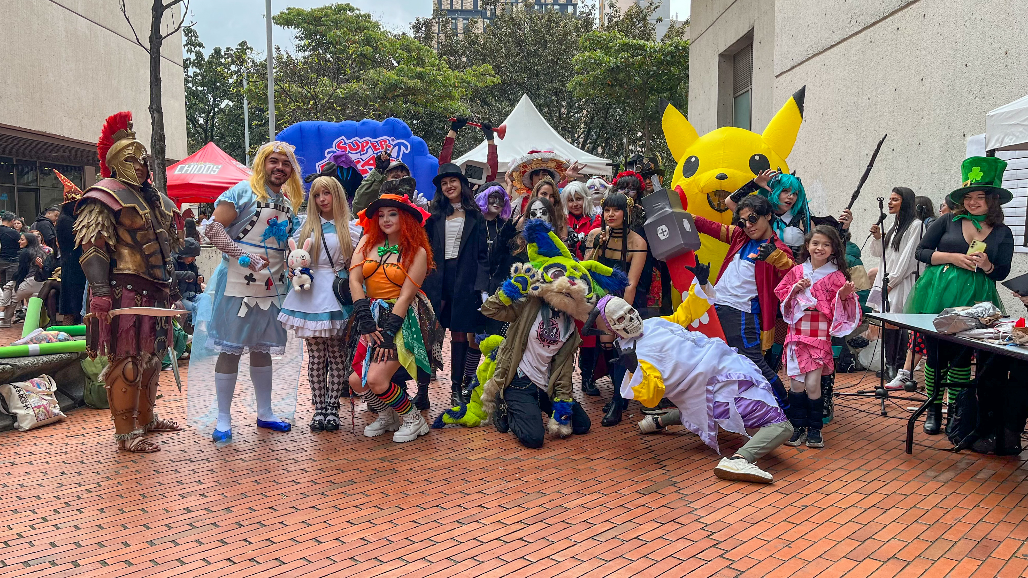 Grupo de participantes del encuentro de Disfraces y Cosplay de Utadeo