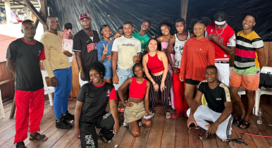 Jóvenes participantes del taller de gestión cultural en el marco del proyecto Al Paso de la Paz Hombres y mujeres de la comunidad afro posan para una foto, tras recibir formación en gestión cultural