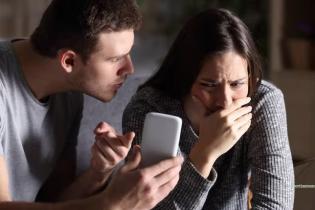 pareja discutiendo