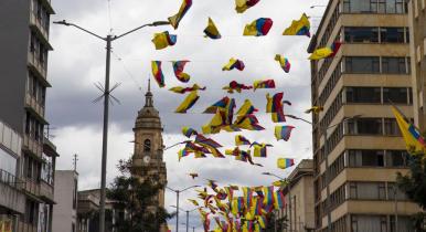 Varias banderas de Colombia por el 7 de agosto en homenaje a la Batalla de Boyacá