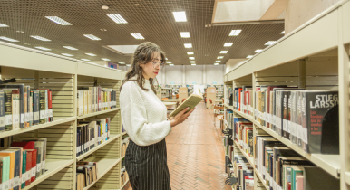 Libros colombianos Estudiante leyendo un libro colombiano en la biblioteca de Utadeo