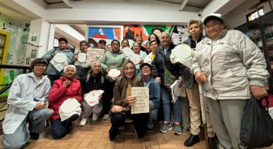 Estudiantes de Utadeo posan junto a un grupo de adultas mayores con quienes comparten en un taller de tejido