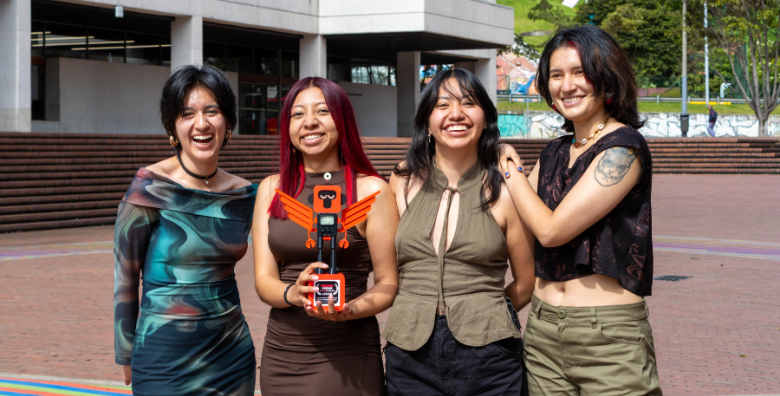 Estudiantes ganadoras en el festival Chilemonos Estudiantes de Realización en Animación posan con el premio Chilemonos