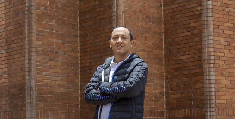 Carlos Arango, profesor de Utadeo en la entrada principal de Utadeo