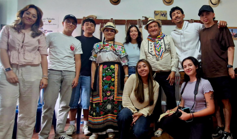 estudiantes con mujeres bordadoras de Velez