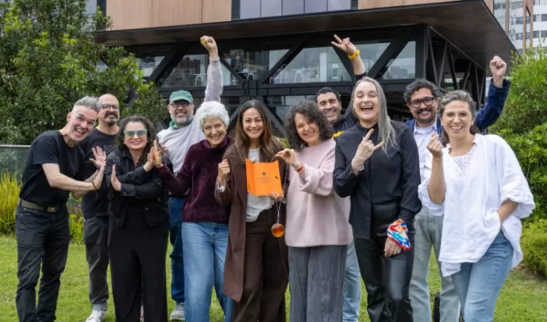 Profesores de Diseño Gráfico de UTadeo Profesores de Diseño Gráfico de UTadeo posan frente al Módulo 20