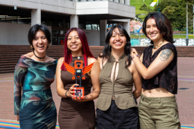 Estudiantes ganadoras en el festival Chilemonos Estudiantes de Realización en Animación posan con el premio Chilemonos