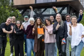 Profesores de Diseño Gráfico de UTadeo Profesores de Diseño Gráfico de UTadeo posan frente al Módulo 20