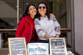 Estudiantes de Utadeo con su emprendimiento