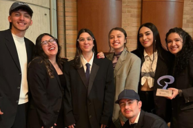 Grupo de estudiantes de Publicidad de Utadeo celebrando su Oro de los Premios El Boom