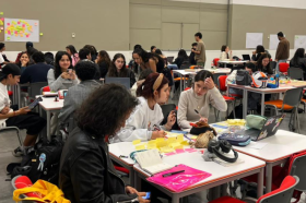 Estudiantes de Diseño Gráfico intervienen el centro de Bogotá en la Hackathon Entorno Centro Estudiantes de Diseño Gráfico trabajando durante la hackathon Entorno Centro