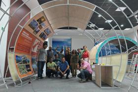 Santa Marta, Colombia Equipo de trabajo reunido bajo la Estructura Museal Itinerante