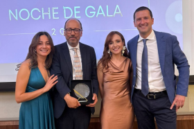 Bogotá directivos recibiendo premio